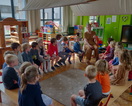 Thema kunst: mevrouw Cecile komt vertellen over haar kunstwerken!