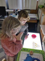 Ontdekken met een lichttafel , ik leer programmeren met bee-bot