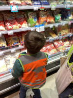 Boodschappen doen voor de culinaire activiteit: herfst omelet met champignons, genieten van het bereide gerecht.