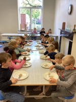 Boodschappen doen voor de culinaire activiteit: herfst omelet met champignons, genieten van het bereide gerecht.