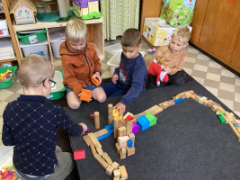 We bouwen samen een stad waar Sint pakjes brengt naar de kinderen.