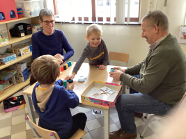 Grootouders op bezoek in de klas