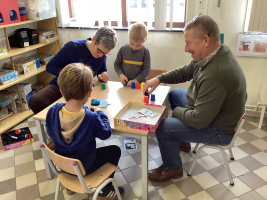 Grootouders op bezoek in de klas