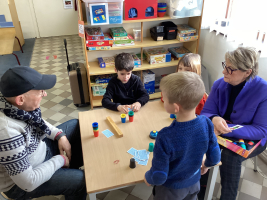 Grootouders op bezoek in de klas