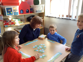 Grootouders op bezoek in de klas