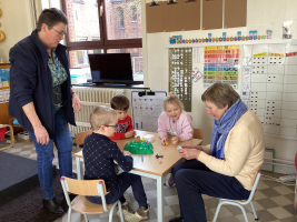 Grootouders op bezoek in de klas