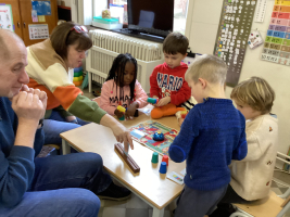 Grootouders op bezoek in de klas