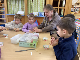 Grootouders op bezoek in de klas